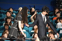 舞台挨拶開始時と同様、終了時も栗山千明（左）をエスコートする福士蒼汰（右）。