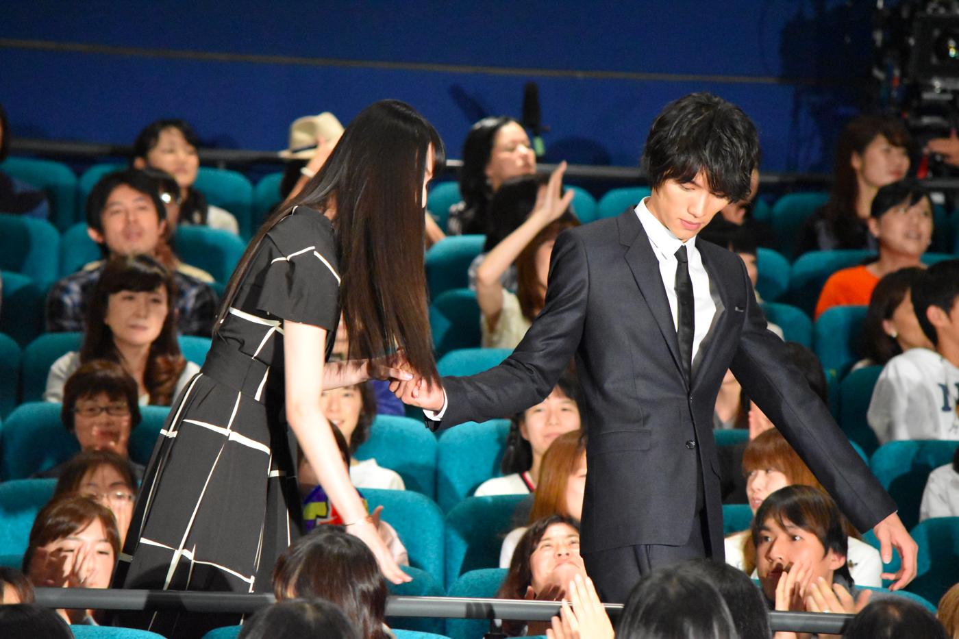 舞台挨拶開始時と同様、終了時も栗山千明（左）をエスコートする福士蒼汰（右）。
