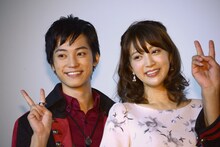 「顔がそっくり」としきりに言われていた、ペコ役の百瀬朔（左）とアザミ役の麻亜里（右）。