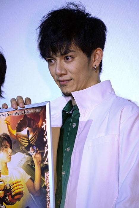 仮面ライダーデュークこと戦極凌馬役の青木玄徳。