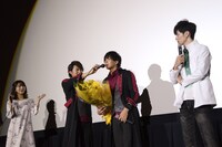 「ハッピーバースデー」と歌い出す一同と、事態が飲み込めていない青木玄徳（右）。