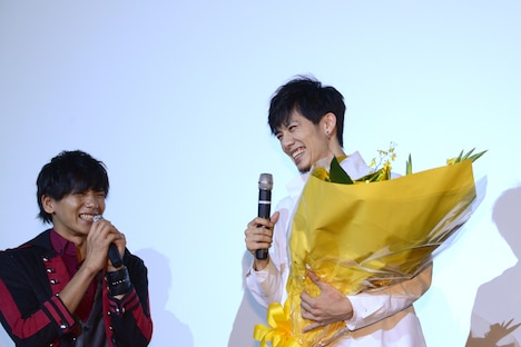 花束を贈呈した松田岳(左)と、笑顔を見せる青木玄徳(右)。