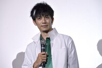 “プロフェッサー凌馬”のチャームポイントであるメッシュを付けてきた青木玄徳。