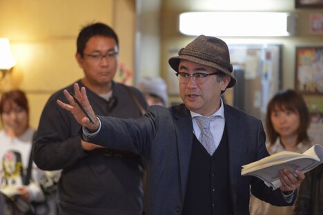 「ギャラクシー街道」撮影中の三谷幸喜。(c)2015フジテレビ / 東宝