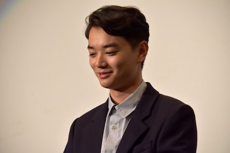 イッセー尾形に台本と違うセリフを言ったことを糾弾される染谷将太。