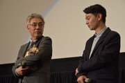 左から三毛猫を抱いたイッセー尾形、染谷将太。