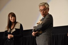 左から北乃きい、三毛猫を抱いたイッセー尾形。