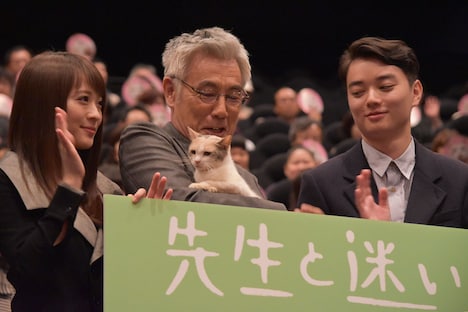 「先生と迷い猫」初日舞台挨拶の様子。
