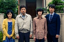 「葛城事件」より左から南果歩、三浦友和、若葉竜也、新井浩文。(c)2016「葛城事件」製作委員会