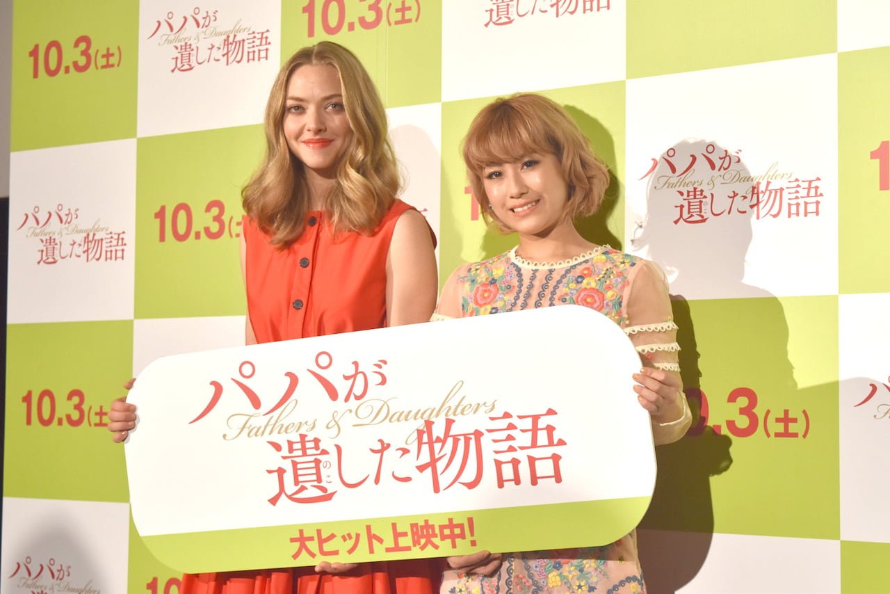 「パパが遺した物語」大ヒット記念イベントの様子。左からアマンダ・セイフライド、IMALU。