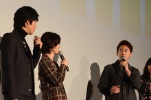 「バクマン。」大ヒット舞台挨拶の様子。左から桐谷健太、神木隆之介、佐藤健。