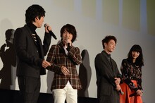 「バクマン。」大ヒット舞台挨拶の様子。左から桐谷健太、神木隆之介、佐藤健、小松菜奈。