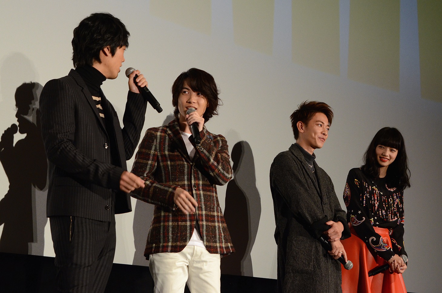 「バクマン。」大ヒット御礼舞台挨拶の様子。左から桐谷健太、神木隆之介、佐藤健、小松菜奈。