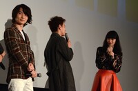 「バクマン。」大ヒット舞台挨拶の様子。左から神木隆之介、佐藤健、小松菜奈。