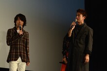 「バクマン。」大ヒット舞台挨拶の様子。左から神木隆之介、佐藤健。