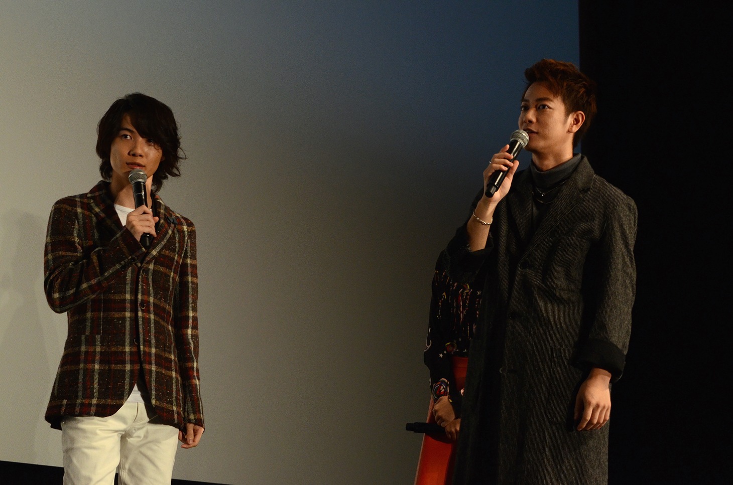 「バクマン。」大ヒット御礼舞台挨拶の様子。左から神木隆之介、佐藤健。