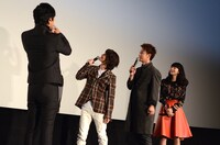 スクリーンに映る写真を見つめるキャスト陣。左から桐谷健太、神木隆之介、佐藤健、小松菜奈。