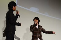 スクリーンに映る写真を指差しながら、佐藤健の魅力を語る神木隆之介（右）。