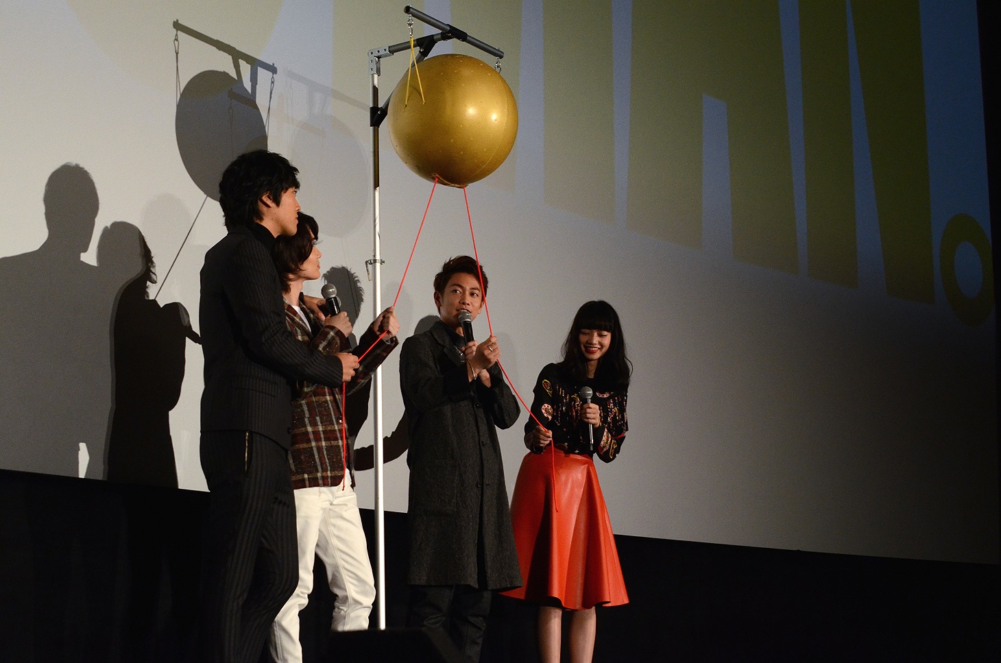 「バクマン。」大ヒット御礼舞台挨拶で行われたくす玉割りの様子。