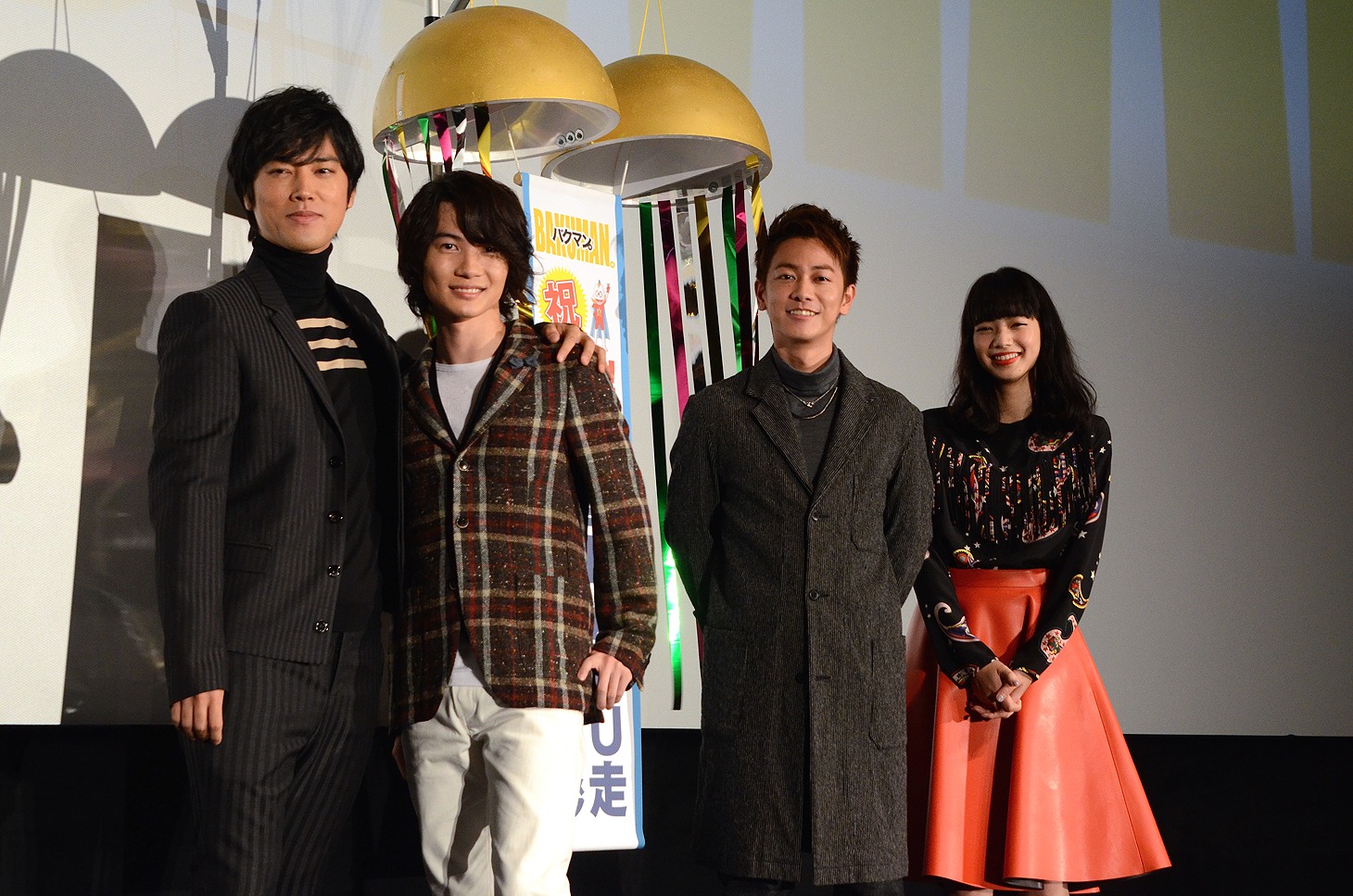 「バクマン。」大ヒット御礼舞台挨拶の様子。左から桐谷健太、神木隆之介、佐藤健、小松菜奈。