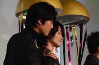 マスコミ向けフォトセッション時、神木隆之介（右）の肩を抱く、桐谷健太（左）。