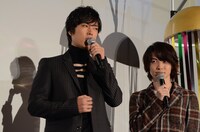 小松菜奈と佐藤健のやり取りを真似る、桐谷健太（左）と神木隆之介（右）。