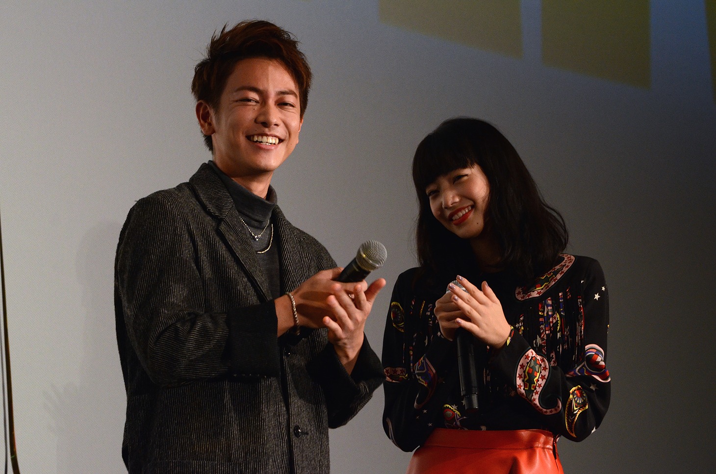 自身らのやり取りを桐谷健太と神木隆之介に真似され笑う佐藤健（左）と小松菜奈（右）。