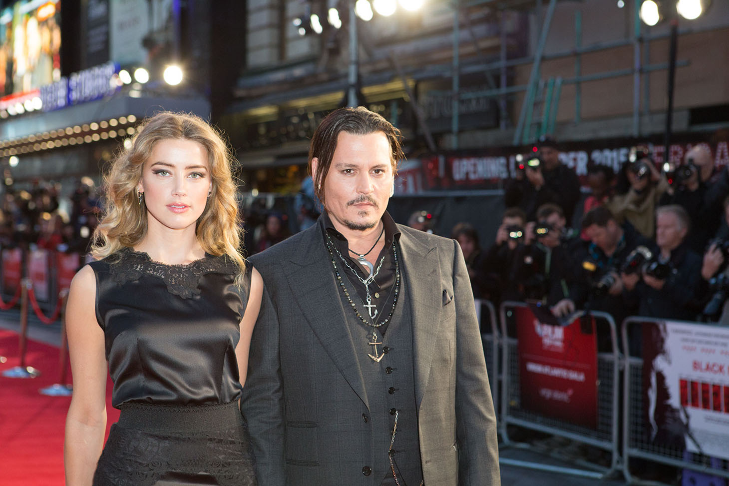 ジョニー・デップ（右）と妻のアンバー・ハード（左）。