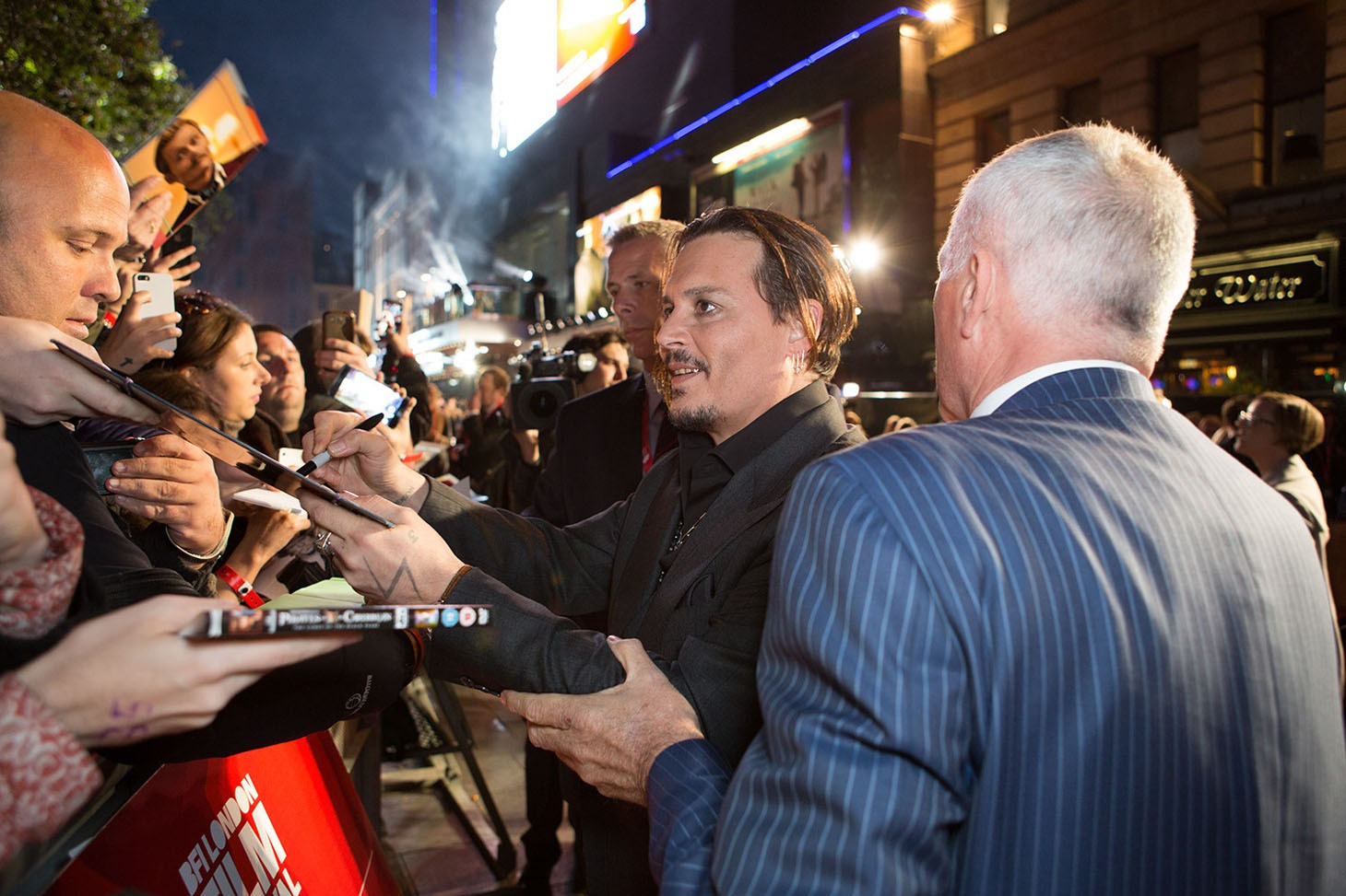 「ブラック・スキャンダル」のレッドカーペットに参加したジョニー・デップ。