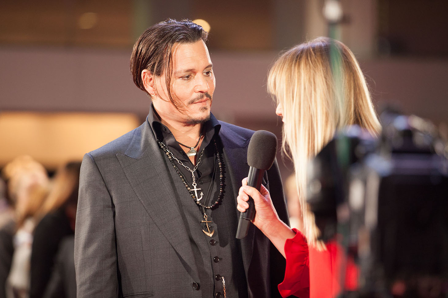 「ブラック・スキャンダル」のレッドカーペットに参加したジョニー・デップ。