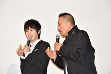 もみじ饅頭を受け取った本郷奏多と、心配顔になる阿藤快。