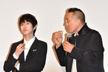 もみじ饅頭を味わう本郷奏多（左）と、「本当に食べたの!?」と驚く阿藤快（右）。