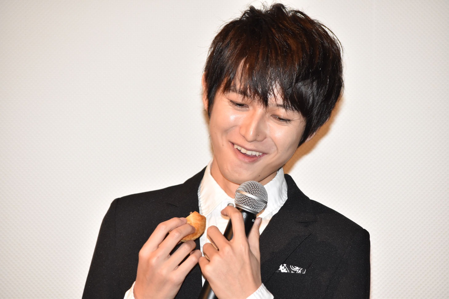 苦手なもみじ饅頭を食べて「おいしいなあー！」と強がる本郷奏多。