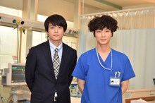 左から永井浩之役の小栗旬、鴻鳥サクラ役の綾野剛。(c)TBS