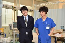 左から永井浩之役の小栗旬、鴻鳥サクラ役の綾野剛。(c)TBS