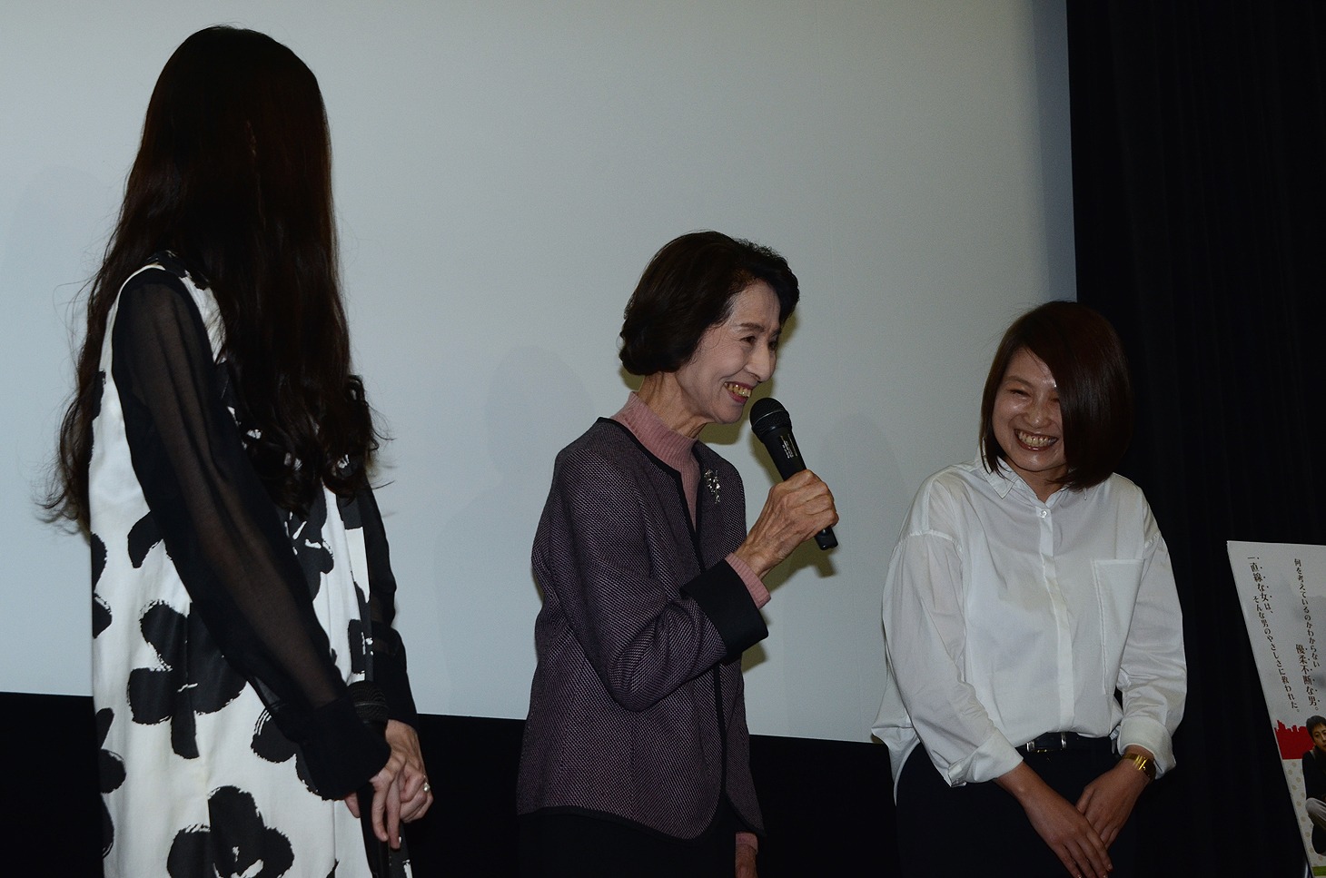 池田千尋（右）と再タッグを組めた喜びを語る香川京子（中）。