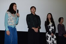 「東京の日」完成披露試写会の様子。左から渡辺真起子、佐々木大介、趣里、香川京子。