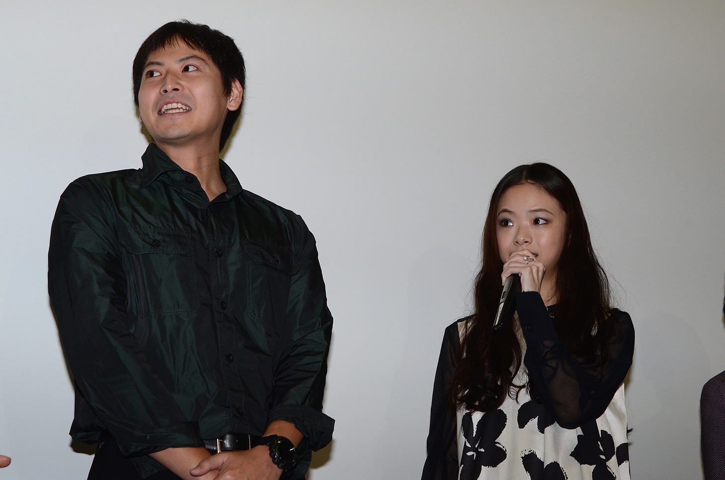 「東京の日」完成披露試写会の様子。左から佐々木大介、趣里。