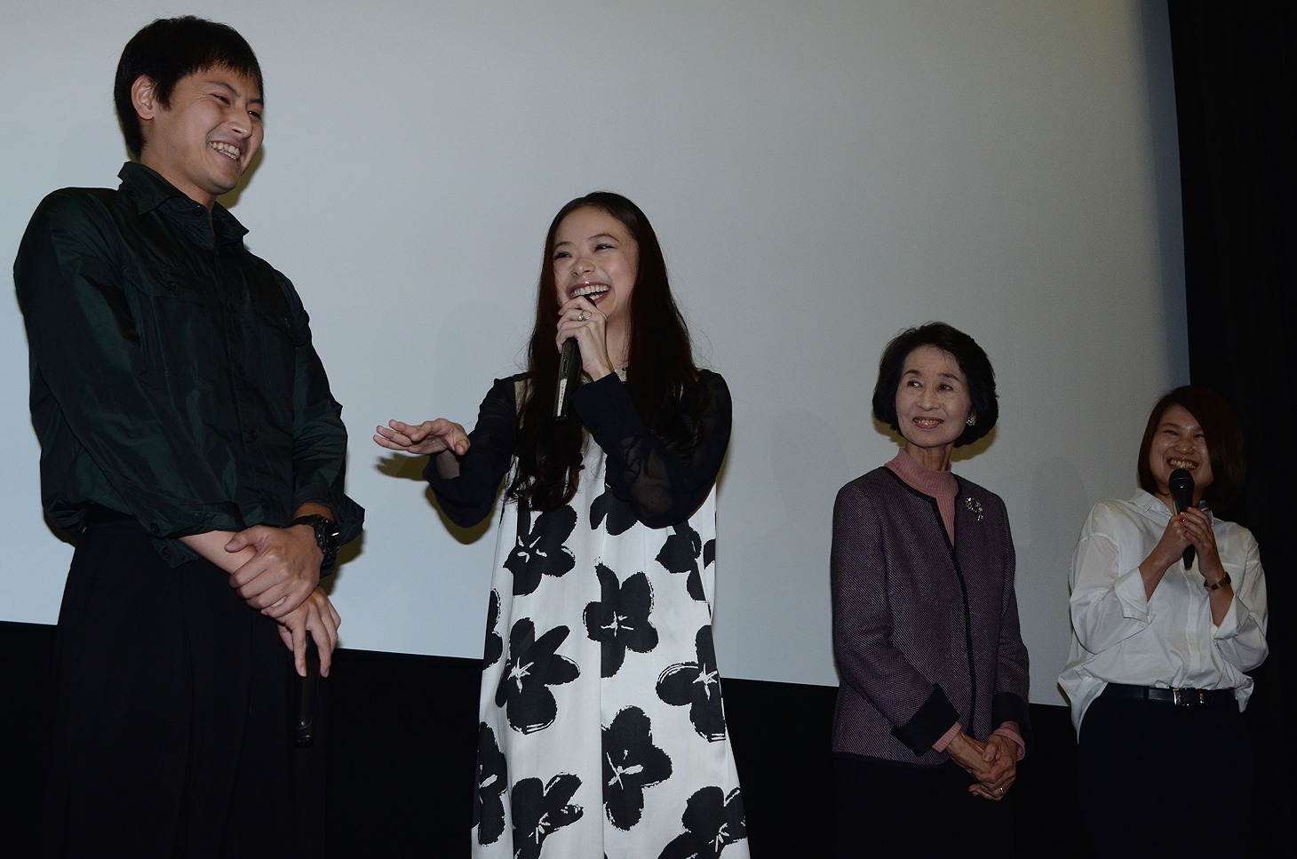 笑顔で撮影時のエピソードを語る趣里（中央左）。