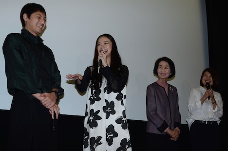 笑顔で撮影時のエピソードを語る趣里（中央左）。