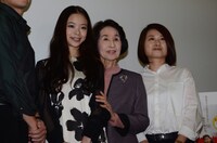 「東京の日」完成披露試写会の様子。左から趣里、香川京子、池田千尋。