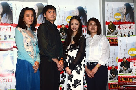 完成披露試写会後に行われた記者会見の様子。左から渡辺真起子、佐々木大介、趣里、池田千尋。