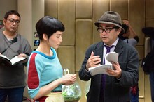 「ギャラクシー街道」撮影中の三谷幸喜（右）、綾瀬はるか（左）。(c)2015フジテレビ / 東宝