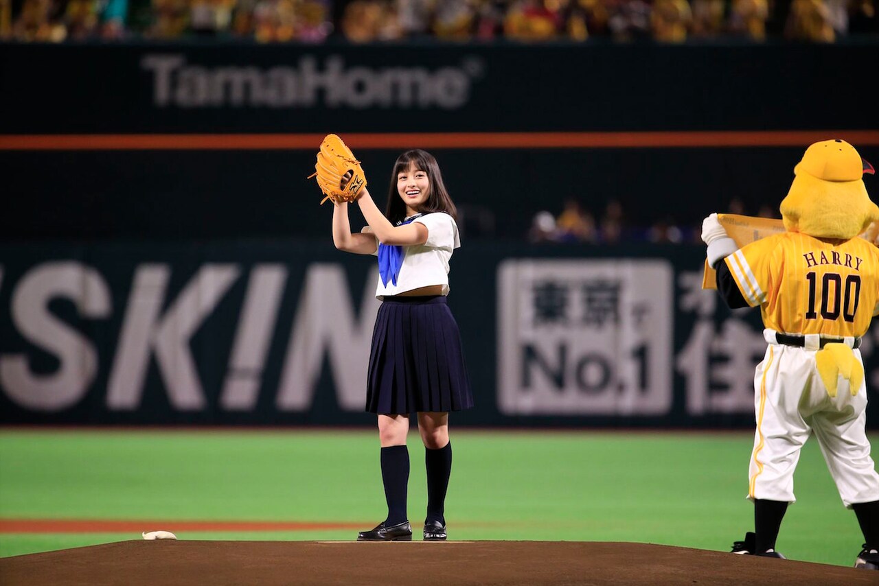 投球準備中の橋本環奈。