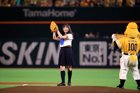 「福岡ソフトバンクホークス対千葉ロッテマリーンズ」の始球式に登場した橋本環奈。