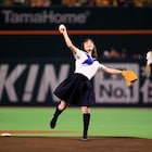 「セーラー服と機関銃」の橋本環奈、始球式で“カ・イ・カ・ン”ピッチング