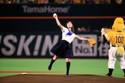 投球する橋本環奈。