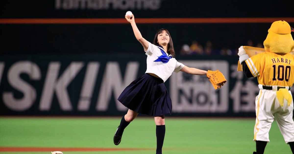 カ・イ・カ・ンでした！」橋本環奈、セーラー服姿で華麗なピッチング 