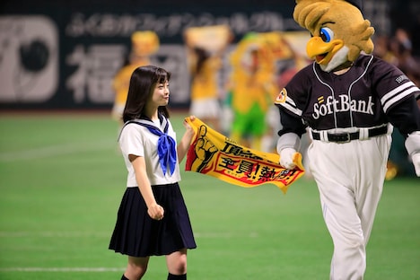 「福岡ソフトバンクホークス対千葉ロッテマリーンズ」のマウンドにセーラー服姿で現れた橋本環奈。