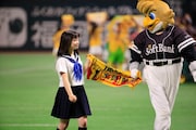 グラウンドを歩く橋本環奈。